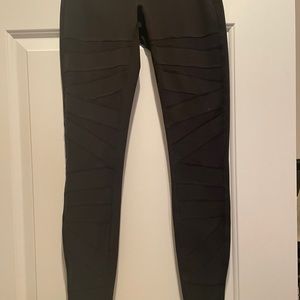 Lululemon Crisscrossed wunder unders with mesh